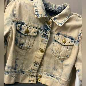 Super cute cropped denim jacket